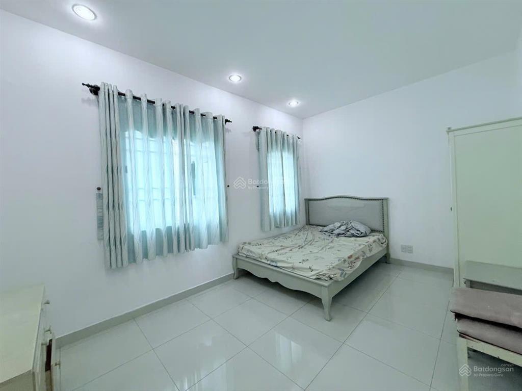 Cần cho thuê căn biệt thự vườn 100m2 full nội thất 4pn tại làng chuyên gia the oasis. 0975 362 ***.