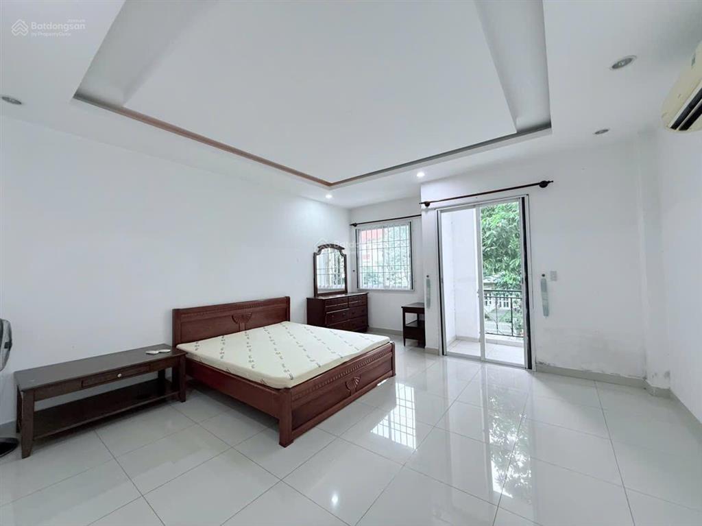 Cần cho thuê căn biệt thự vườn 100m2 full nội thất 4pn tại làng chuyên gia the oasis. 0975 362 ***.
