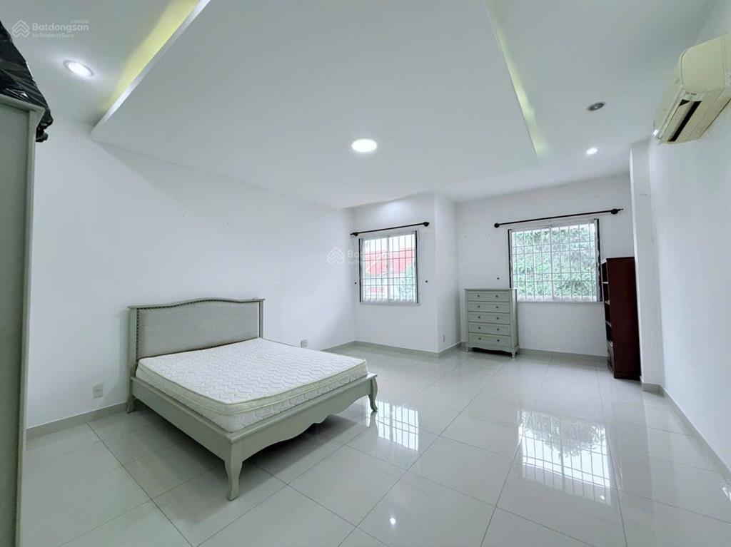 Cần cho thuê căn biệt thự vườn 100m2 full nội thất 4pn tại làng chuyên gia the oasis. 0975 362 ***.