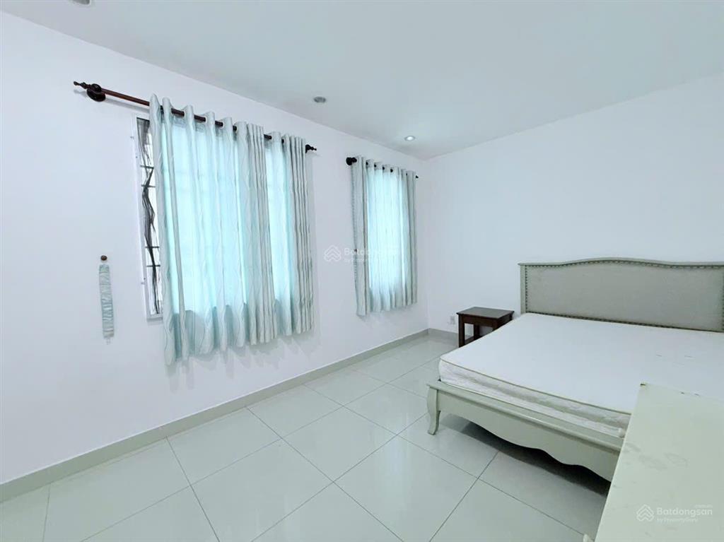 Cần cho thuê căn biệt thự vườn 100m2 full nội thất 4pn tại làng chuyên gia the oasis. 0975 362 ***.