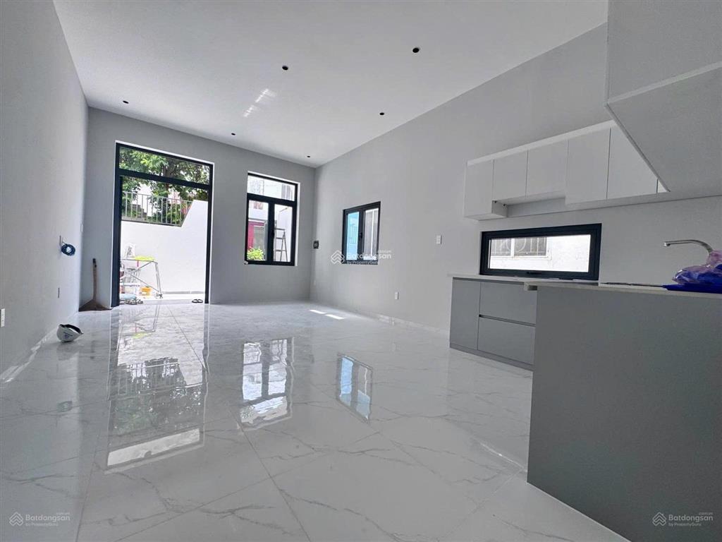 Bán nhà cạnh vincom lê văn việt
