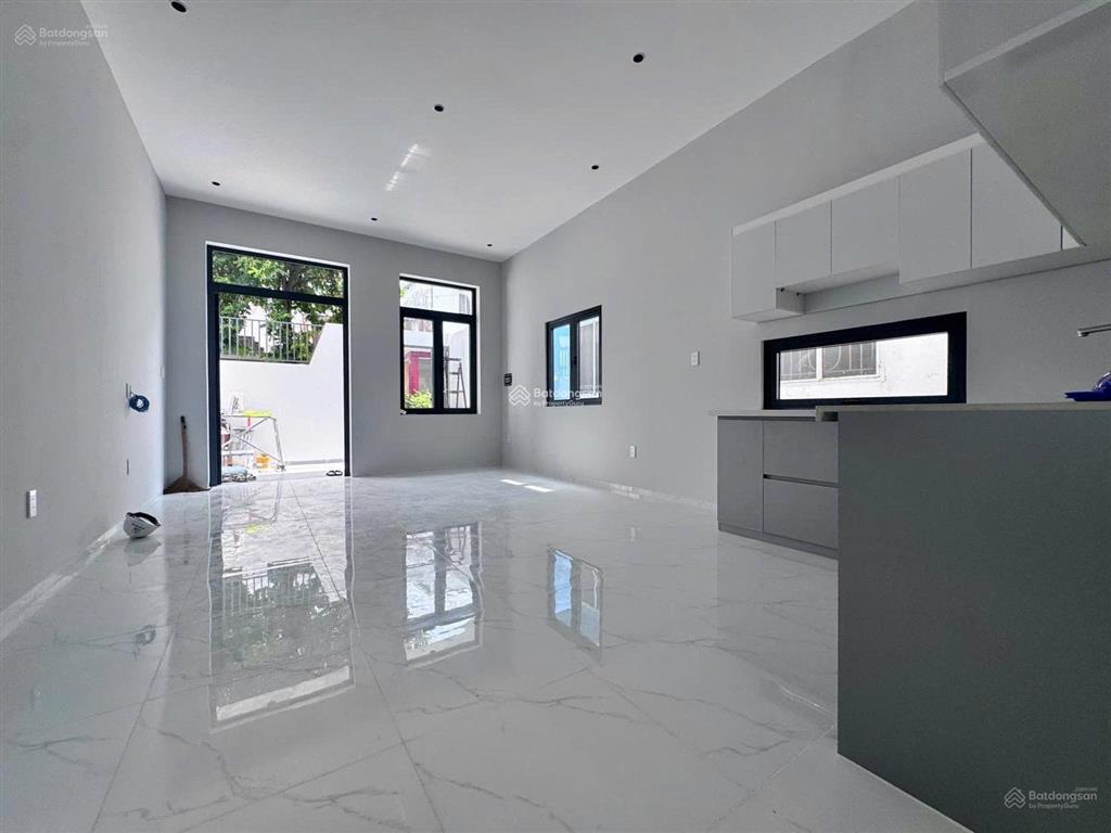 Bán nhà cạnh vincom lê văn việt
