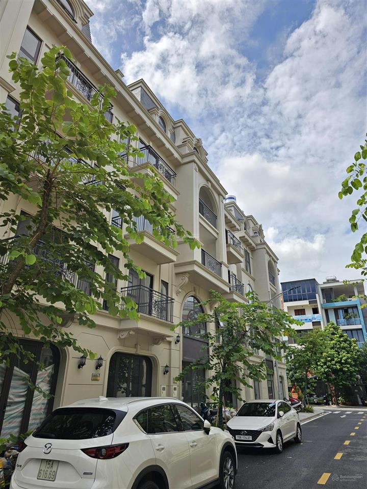 Chuyển nhượng căn góc đối diện công viên xây 5 tầng 80 hạ lý giá tốt