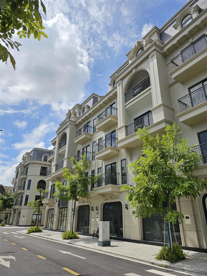 Chuyển nhượng căn góc đối diện công viên xây 5 tầng 80 hạ lý giá tốt