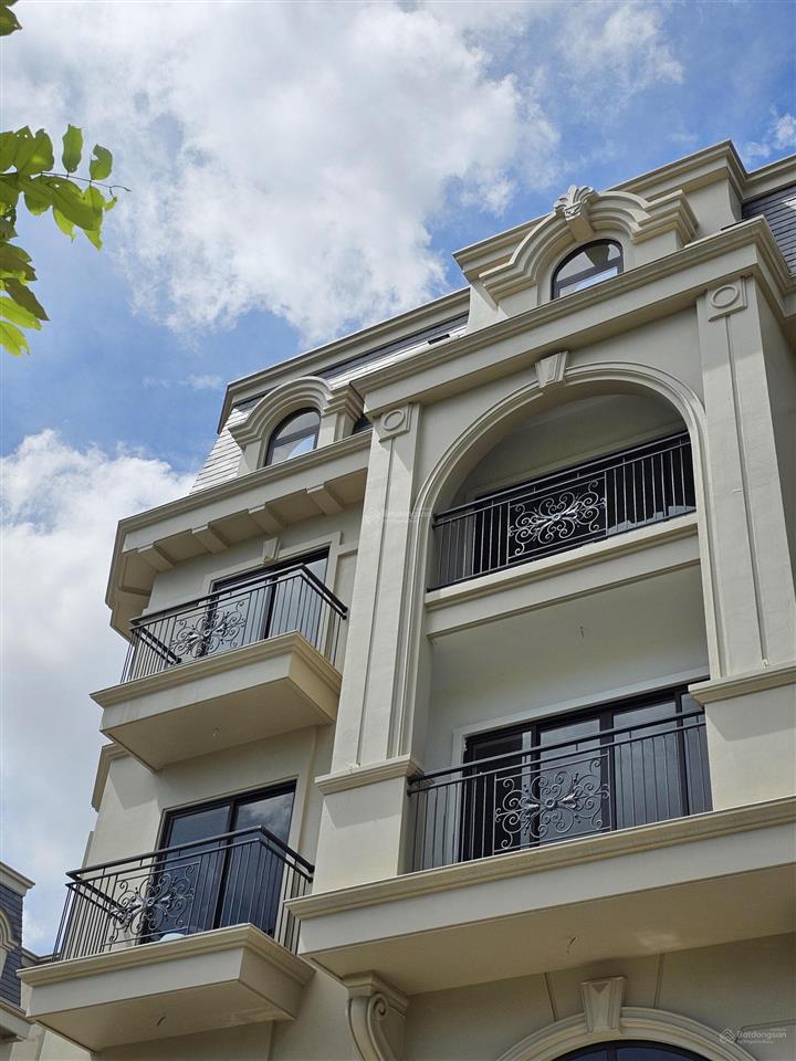 Chuyển nhượng căn góc đối diện công viên xây 5 tầng 80 hạ lý giá tốt