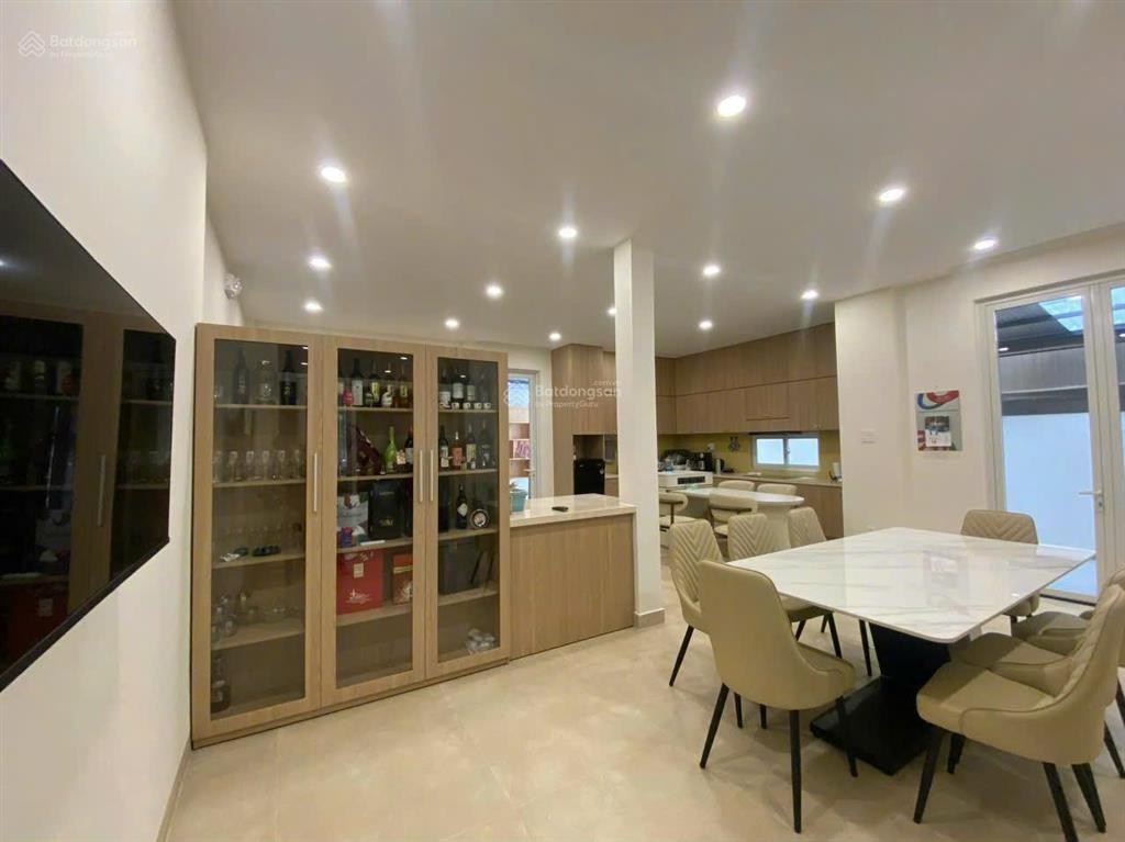Biệt thự mới tp đà lạt, khu phố sang trọng, cảnh quan đẹp, gần hồ xuân hương. giá 21 tỷ