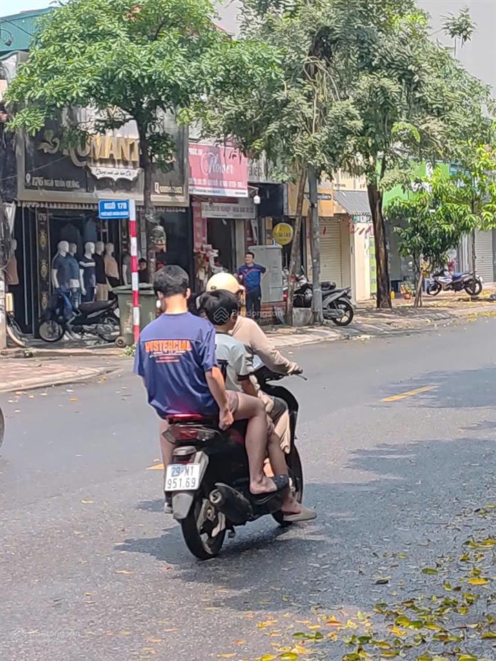 Bán nhà ngô xuân quảng, trâu quỳ, gia lâm, dt 250m, 3 tầng, mặt tiền 8m, kinh doanh, giá 50,x tỷ.
