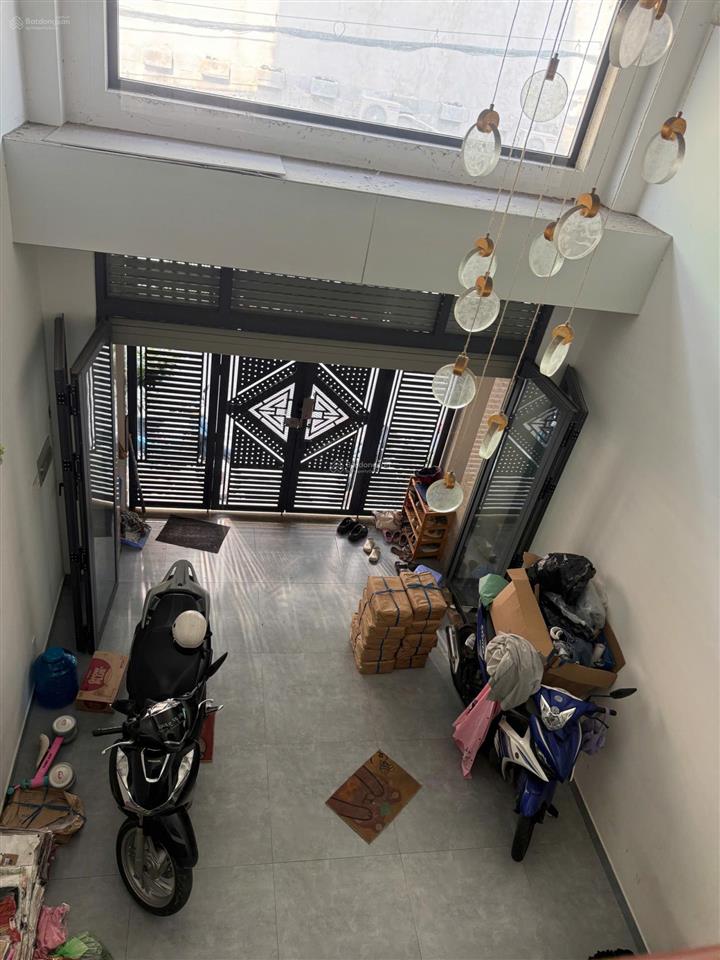 Ngay kênh tân hoá trịnh đình trọng, 5tầng st, thang máy, 90m2 n.4,2m vuông nở hậu, đường 8m thông