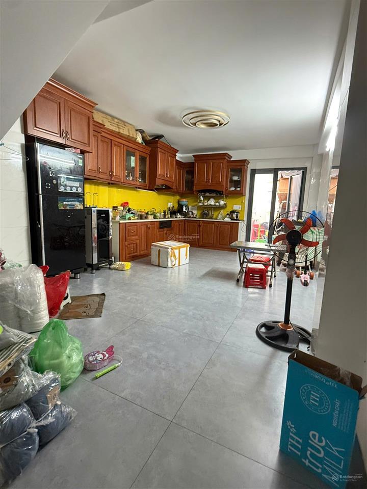 Ngay kênh tân hoá trịnh đình trọng, 5tầng st, thang máy, 90m2 n.4,2m vuông nở hậu, đường 8m thông