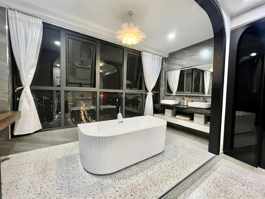 Cần bán rất gấp căn penthouse duplex lâm viên complex,191.76m ban công đn view thành phố rất thoáng