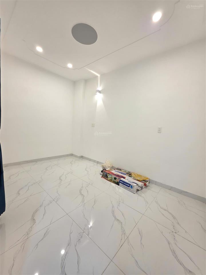 Bán nhà mới 1t 2l 4x18m hoàn công, đường d2 kdc phú hồng khang, thu 14tr/th (trục chính)