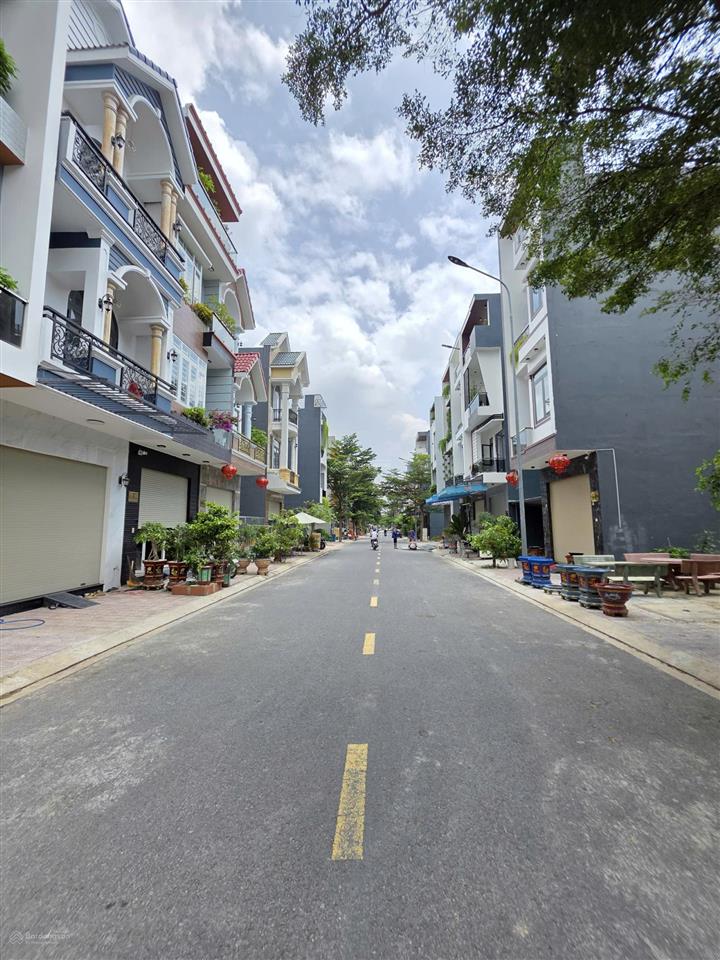 Bán nhà mới 1t 2l 4x18m hoàn công, đường d2 kdc phú hồng khang, thu 14tr/th (trục chính)