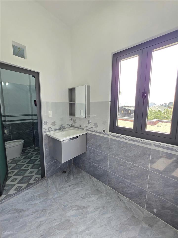 Bán nhà mới 1t2l 4.6x27m, mặt tiền đt 743a gần kcn sóng thần 2 (sầm uất, hoàn công)