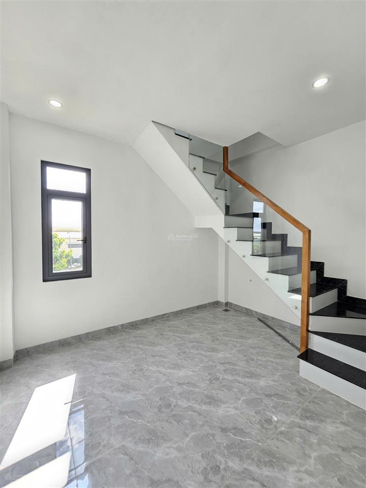Bán nhà mới 1t2l 4x15m, đường d2 kdc icon central gần chợ thông dụng (full nội thất)