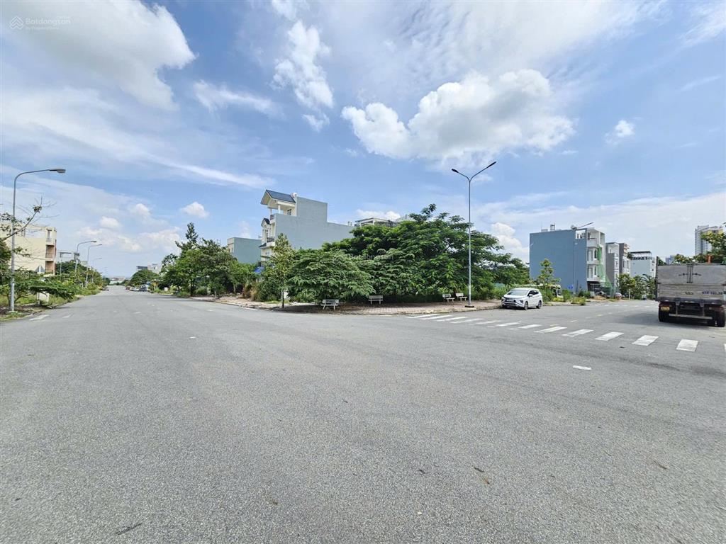 Bán lô góc 5.720.2m, đường d6 và n4 kdc phú hồng thịnh 10 (trục chính, giá rẻ)
