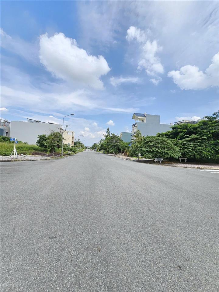Bán lô góc 5.720.2m, đường d6 và n4 kdc phú hồng thịnh 10 (trục chính, giá rẻ)