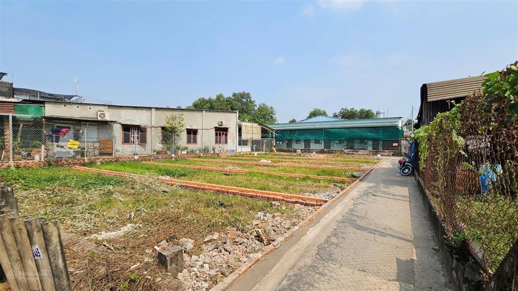 Bán lô góc 5.3x15m, hẻm bình nhâm 40 gần sân golf sông bé (giá rẻ)