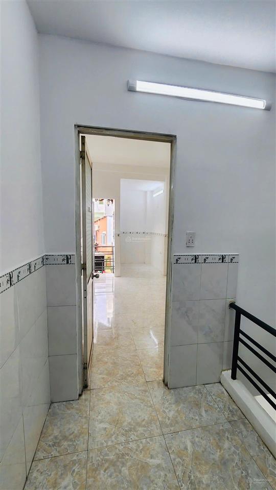 Nhà trung tâm trệt 2 lầu gồm 2pn 3wc đường hoàng sa quận 3 giá chỉ 11 triệu
