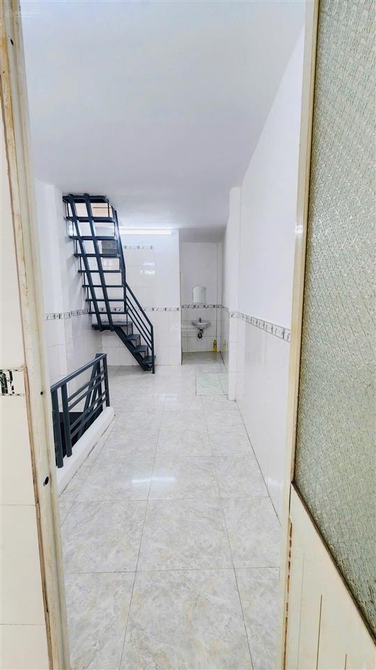 Nhà trung tâm trệt 2 lầu gồm 2pn 3wc đường hoàng sa quận 3 giá chỉ 11 triệu