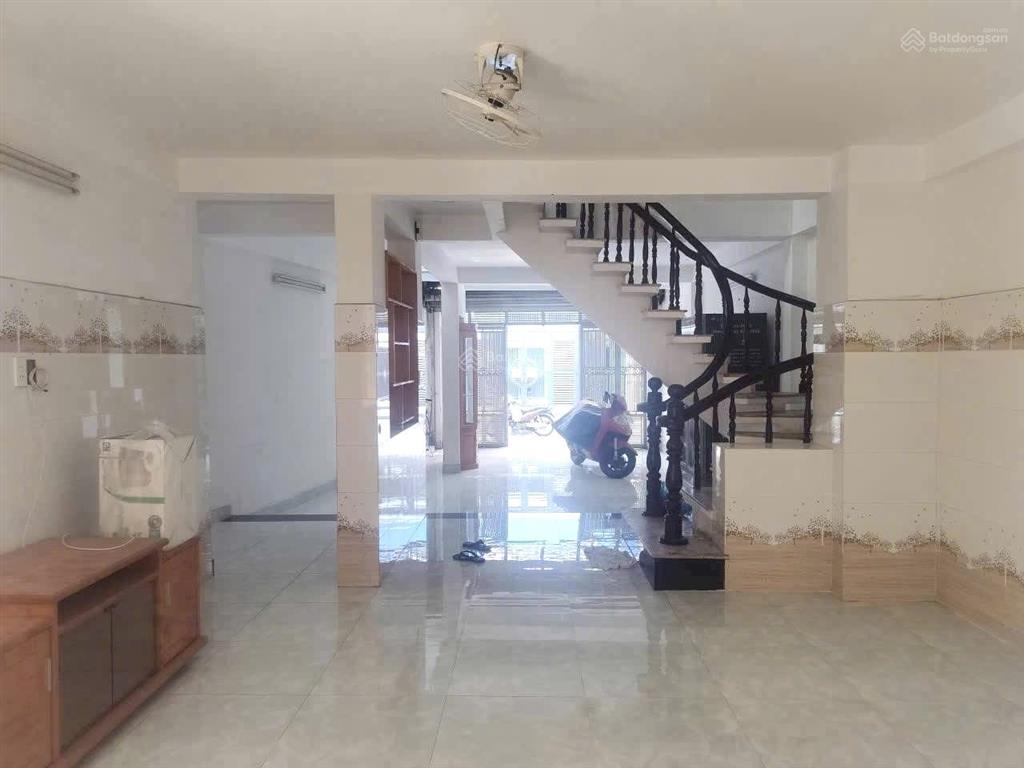 Trệt 2 lầu sân thượng 5x18m nở hậu 8m có 4pn 3wc gần emart phan huy ích