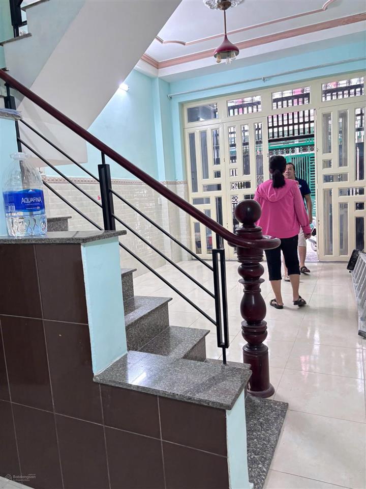 Trệt 2 lầu 4x11m có 4pn 3wc gần cv làng hoa giá chỉ 10 triệu