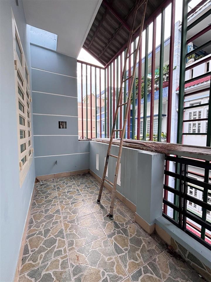Trệt 2 lầu 4x11m có 4pn 3wc gần cv làng hoa giá chỉ 10 triệu