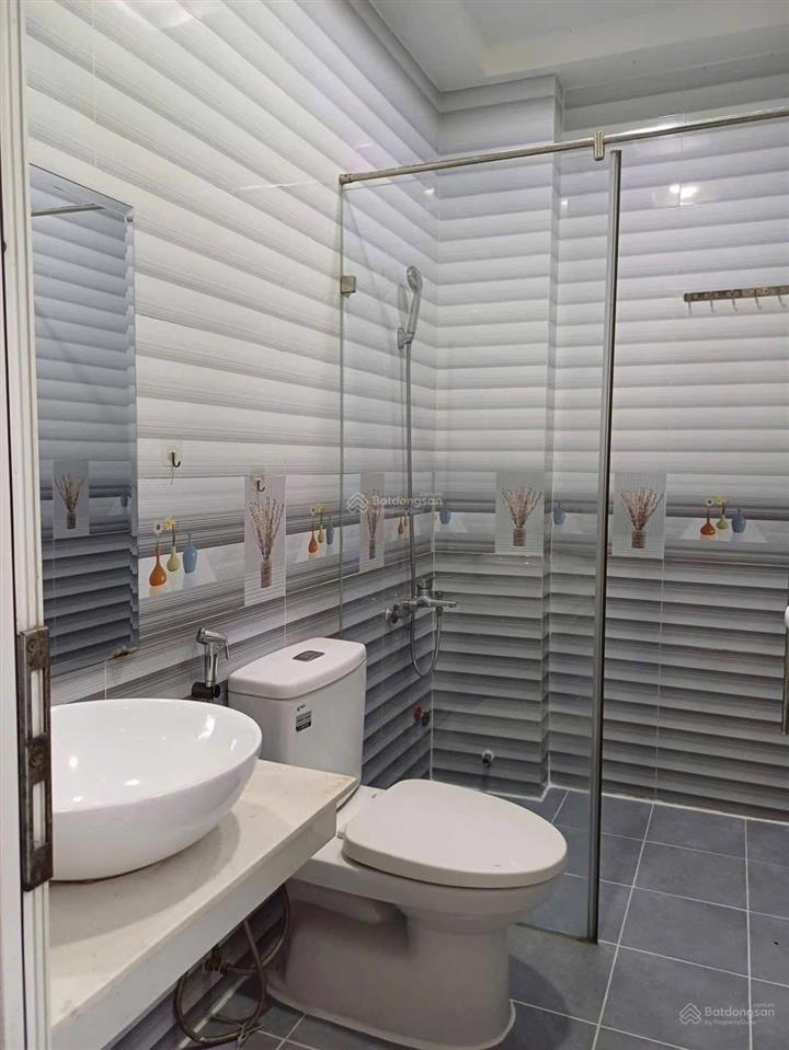 Nhà gần chợ an nhơn 4x18m trệt 3 lầu có 4pn 5wc hẻm xe hơi giá 18 triệu