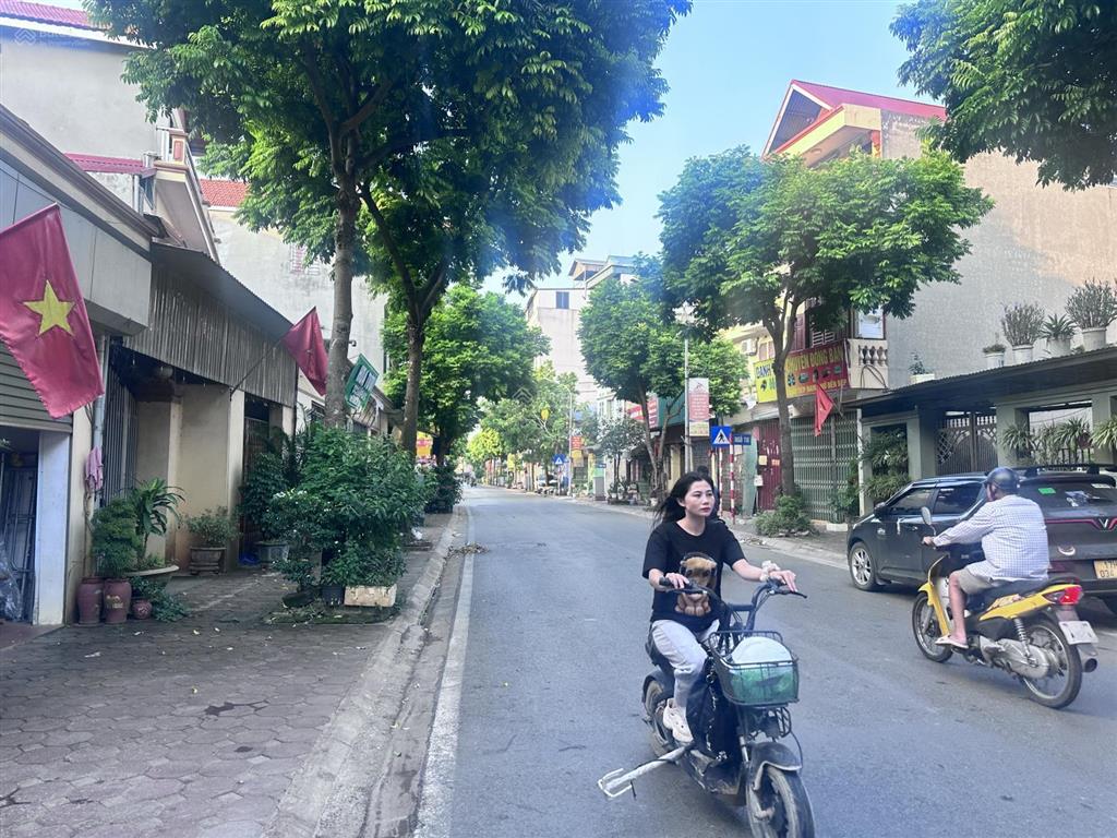 Bán đất 50m2 tại đào xuyên, gia lâm, giá 4,9 tỷ, mặt tiền 4m, ô tô, gần chợ bún, chủ tặng thiết kế