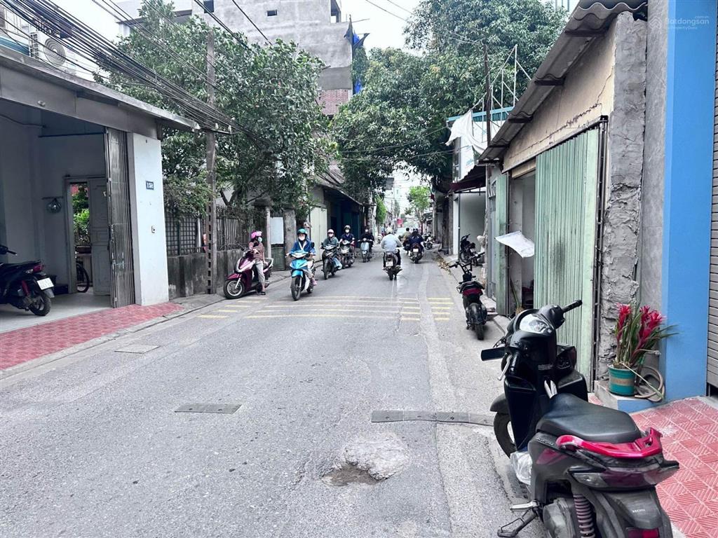 Bán đất tại bát khối, long biên 5,8 tỷ, 40 m2, mặt tiền 3,5m, tầm tiền, hiếm, gần bãi xe ô tô.