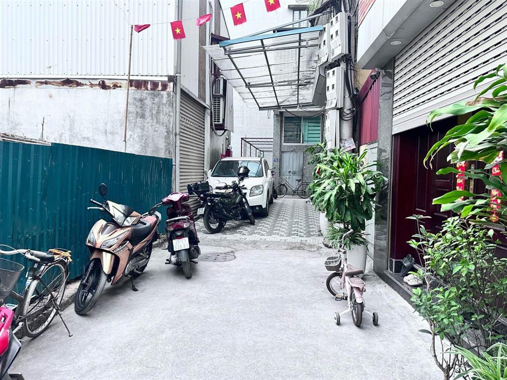 Bán đất tại bát khối, long biên 5,8 tỷ, 40 m2, mặt tiền 3,5m, tầm tiền, hiếm, gần bãi xe ô tô.