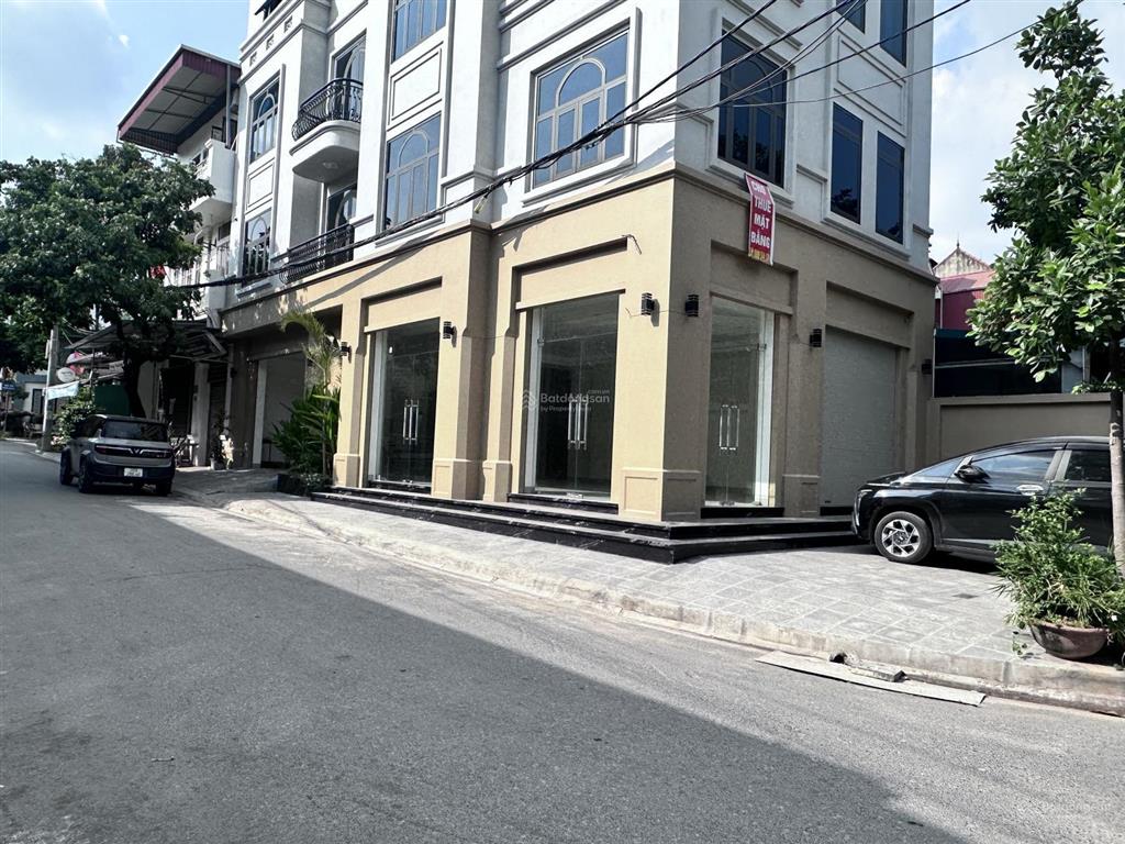 Cho thuê mbkd đẹp tại kiêu kỵ, 15 triệu vnd, 150m2 tầng 1, lô góc, hai mặt đường ô tô tránh