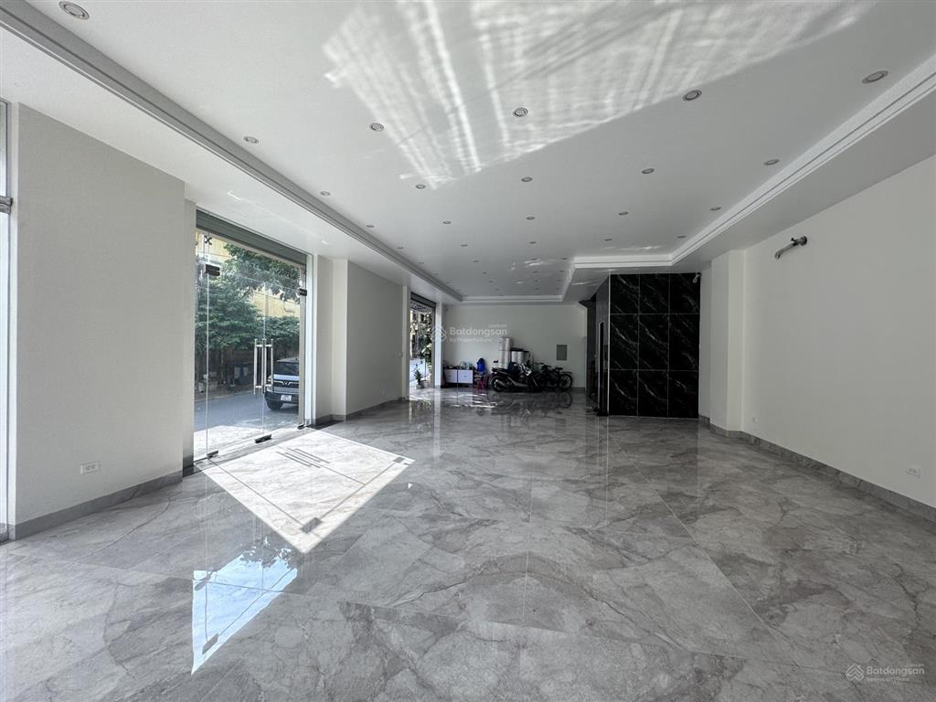 Cho thuê mbkd đẹp tại kiêu kỵ, 15 triệu vnd, 150m2 tầng 1, lô góc, hai mặt đường ô tô tránh