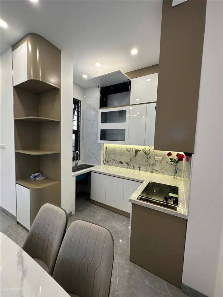 Bán nhà bồ đề, long biên 50m, 5 tầng giá 11.7 tỷ. nhà dân xây, full nội thất đẹp, gần hồ