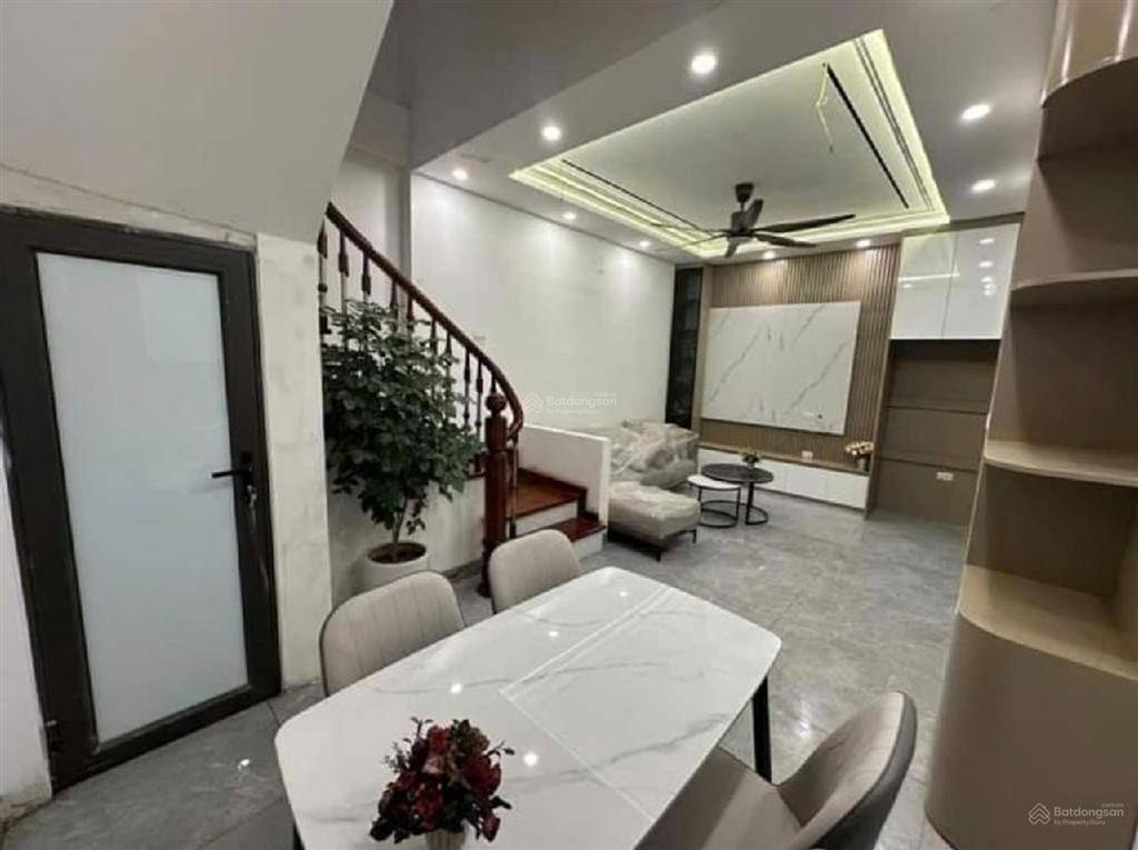 Bán nhà bồ đề, long biên 50m, 5 tầng giá 11.7 tỷ. nhà dân xây, full nội thất đẹp, gần hồ