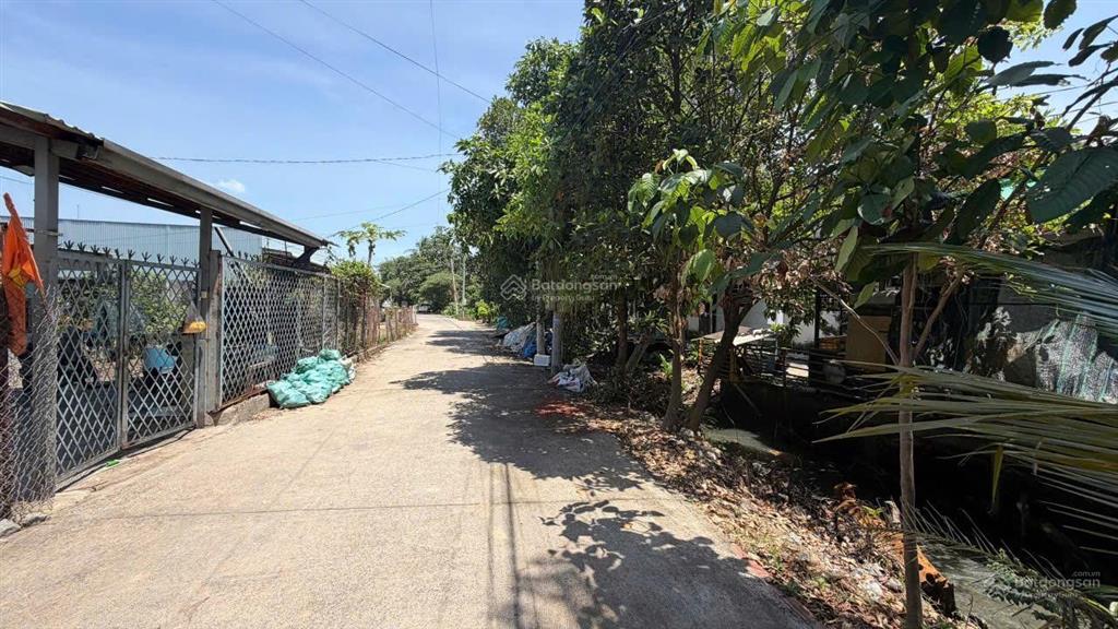 Bán căn nhà 1 trệt 1 lầu 100m2 gần sông sg cách ql13 chưa tới 1km  gần cầu phú long và sông sg