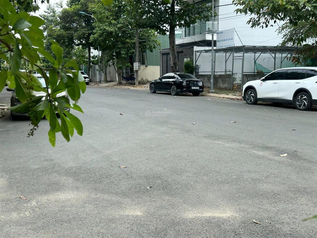Xoay tiền trả ngân hàng nên vợ chồng tôi cần bán lô đất nằm trong kdc đường nhựa xe ôtô vào tới nhà