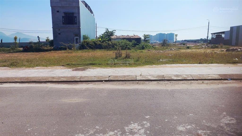 Bán lô đất đường 7m5, ngay cổng vào the lumia danang.  0968 678 ***