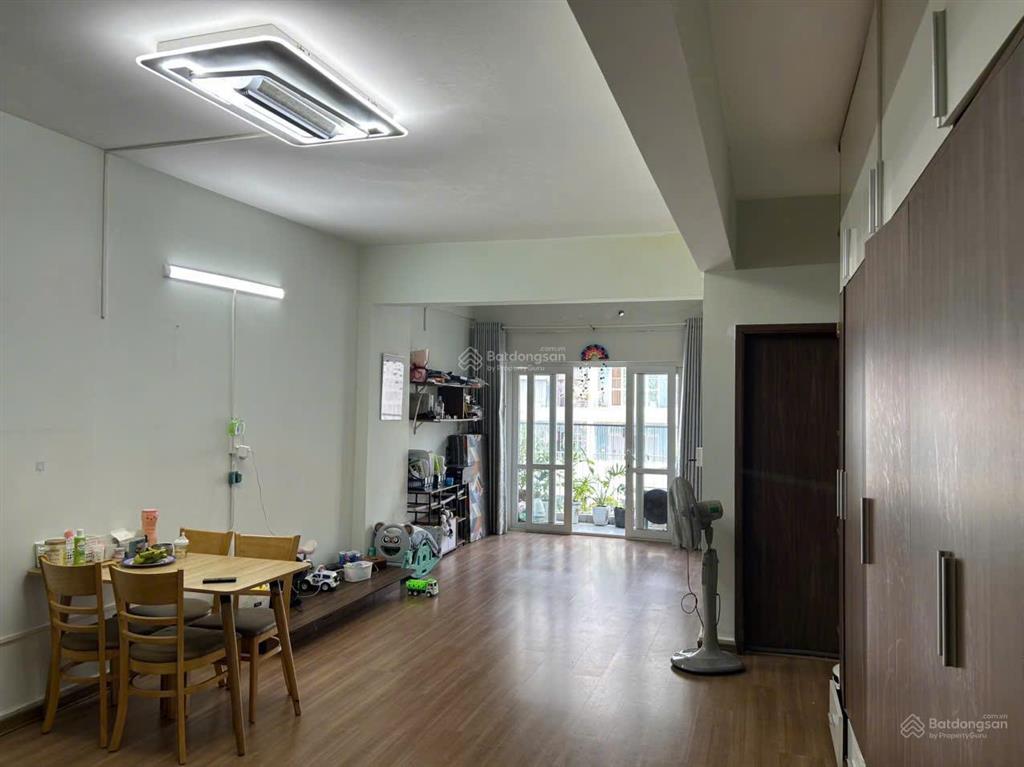 Bán căn chung cư 2pn dt 68m2, nhà đẹp sạch sẽ, tầng trung, view nội khu.  0968 678 ***
