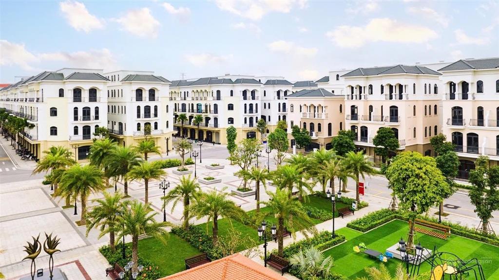 Bán liền kề chà là 63m, hướng đông nam, ngay công viên giá 7,2 tỷ
