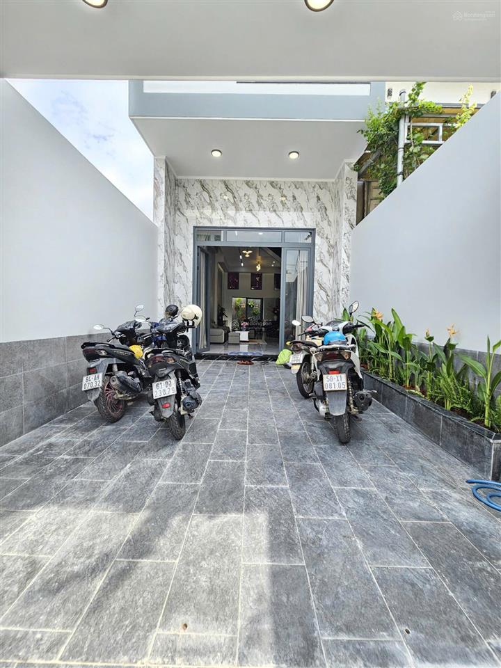 Bán nhà 1 trệt 3 lầu mt đường thông buôn bán sát trung tâm hành chính dĩ an p. dĩ an tp. dĩ an