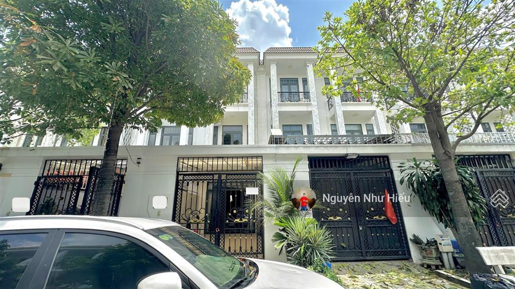 Bán nhà hoàn công 1 trệt 2 lầu đúc đổ 3 tấm kdc hoàng nam 3 phường đông hòa thành phố dĩ an