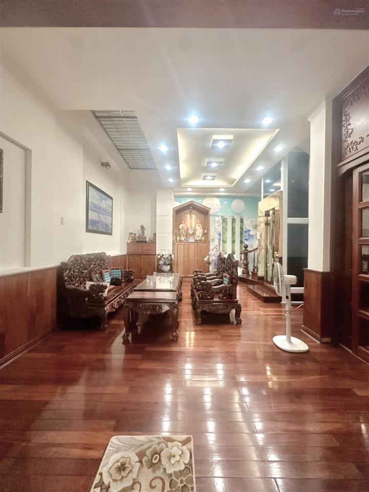 Biệt thự mặt tiền sân vườn 5 tầng gần 1000m2
