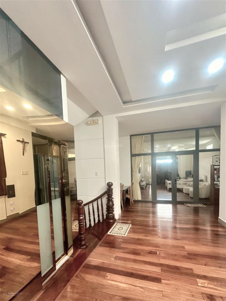 Biệt thự mặt tiền sân vườn 5 tầng gần 1000m2