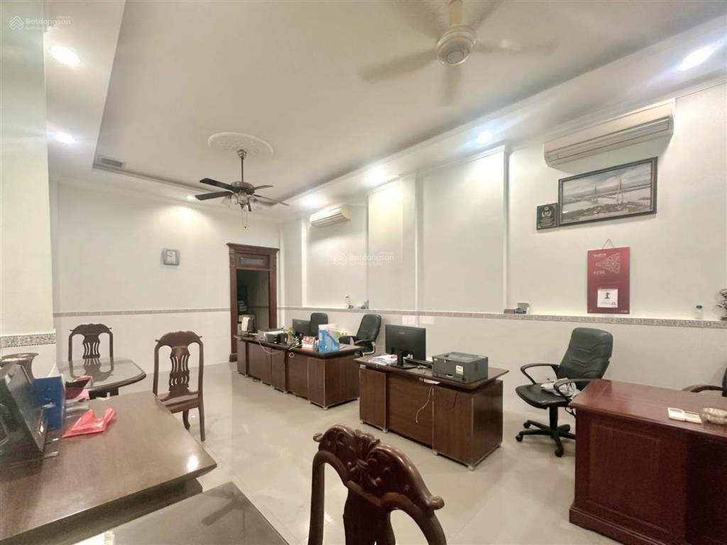 Biệt thự mặt tiền sân vườn 5 tầng gần 1000m2