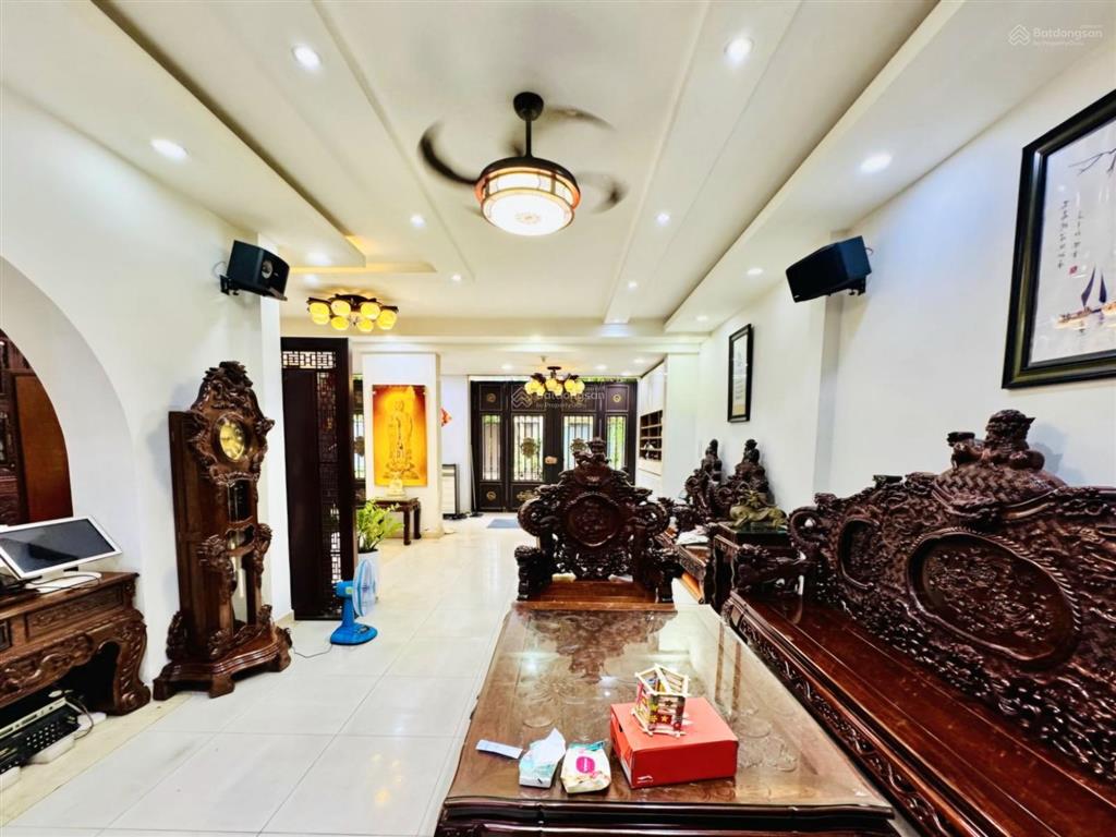 Mặt tiền kdoanh tên lửa nhà đẹp 4 tầng 10x 20m thang máy