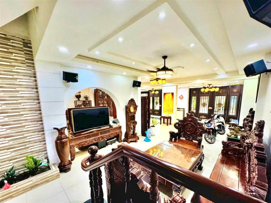 Mặt tiền kdoanh tên lửa nhà đẹp 4 tầng 10x 20m thang máy