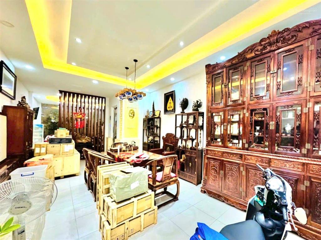 Mặt tiền kdoanh tên lửa nhà đẹp 4 tầng 10x 20m thang máy