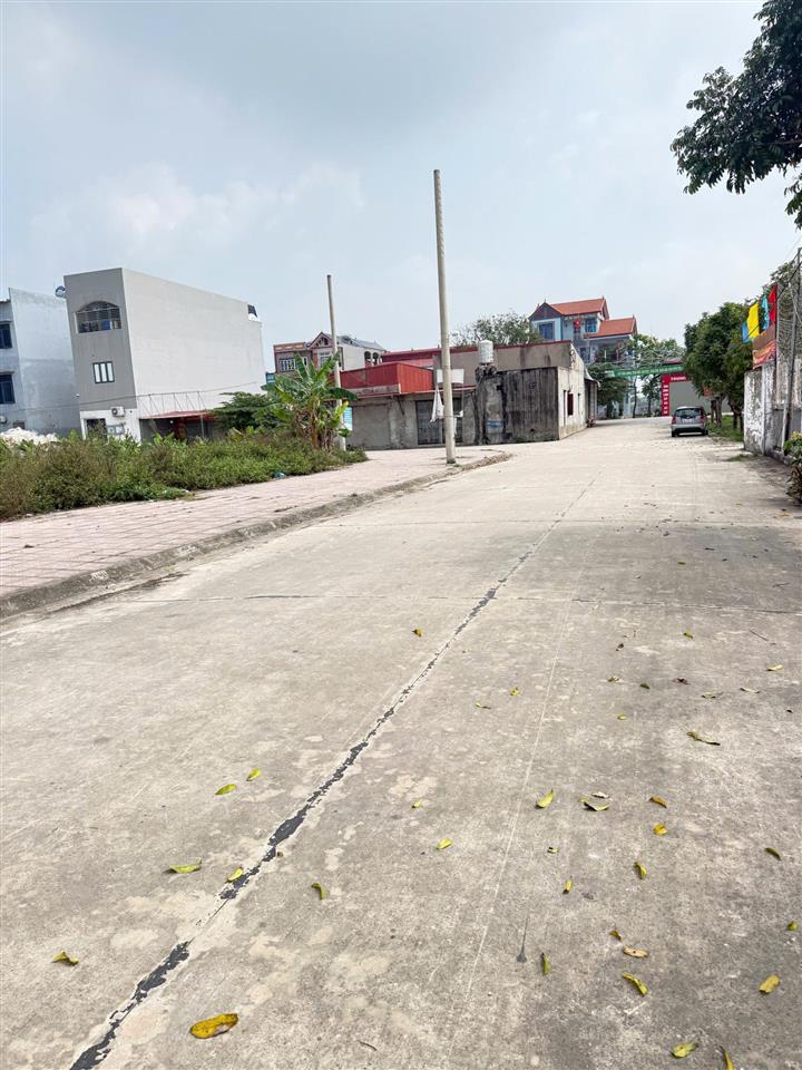 Bán đất việt ngọc, tân yên , bắc giang 120 m2  mt 6m. đường 20m. giá 2,1 tỷ