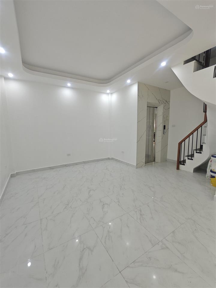 Phân lô ô tô tránh  kinh doanh  ngõ thông. cách mặt phố 30m. nhà 6 tầng thang máy ở luôn.