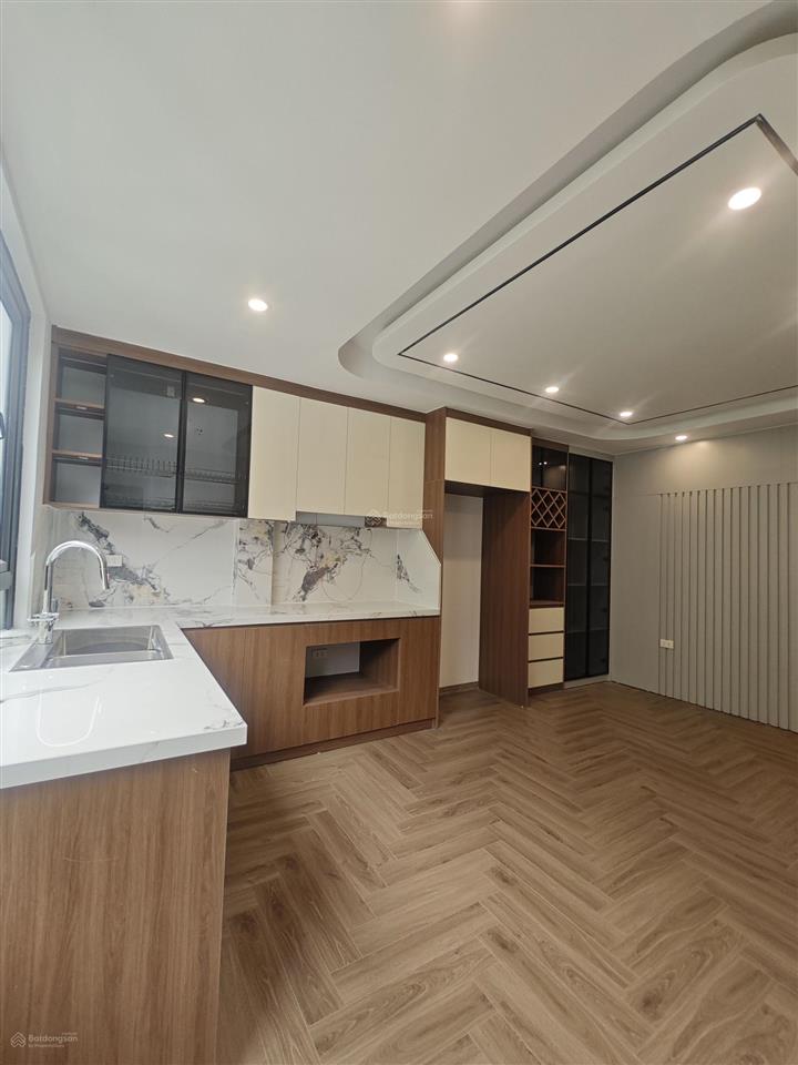 Phân lô ô tô tránh  kinh doanh  ngõ thông. cách mặt phố 30m. nhà 6 tầng thang máy ở luôn.